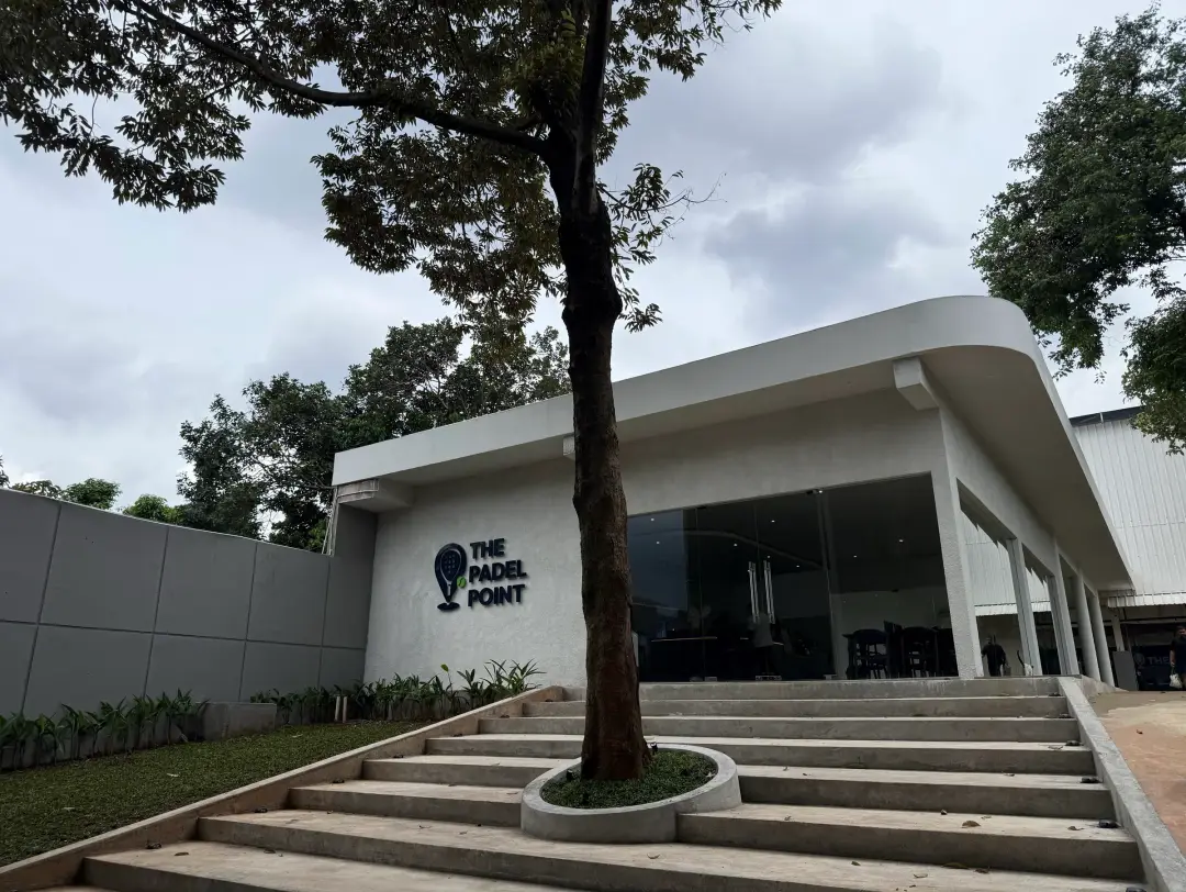 The Padel Point frontage with a tree and steps